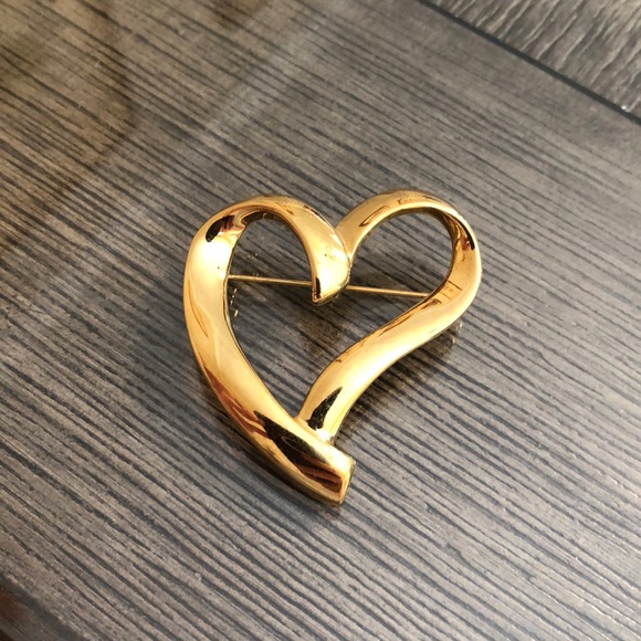 Vintage TRIFARI Goldtone Metal Heart Pin - Picture 3 of 13